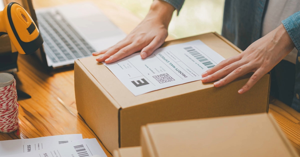 Caixa de encomenda pac com etiqueta de envio